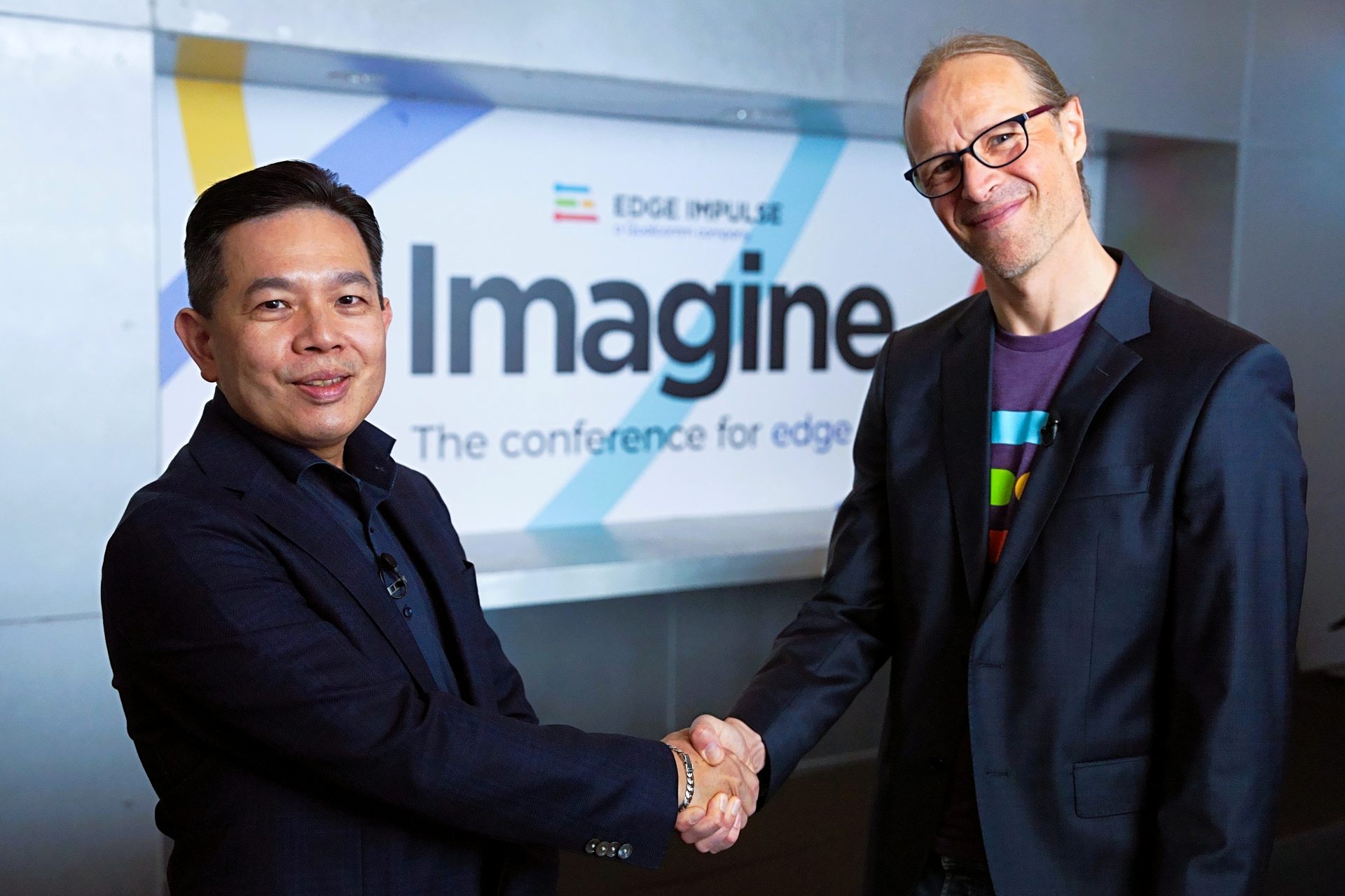 어드밴텍 임베디드 섹터 사장 밀러 창(왼쪽)과 Qualcomm 핀란드 RFFE 제품 관리 부문 부사장 잭 셸비(오른쪽)가 엣지 AI 개발 가속화를 위한 전략적 협력 계획을 발표하고 있다.