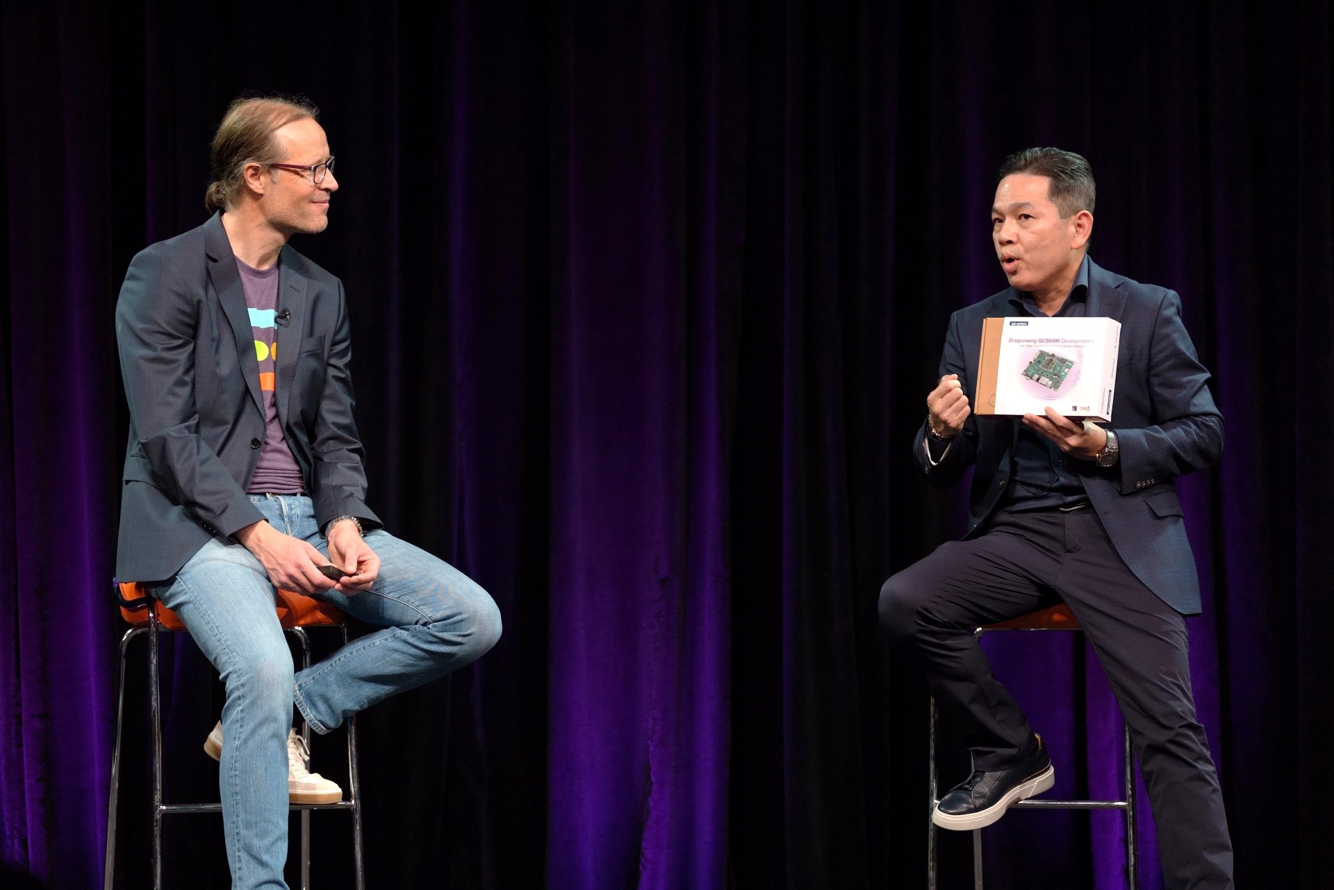 어드밴텍 임베디드 섹터 사장 밀러 창(Miller Chang, 오른쪽)이 개발 키트를 소개하며, 엣지 임펄스와의 협력으로 향상된 개발 경험을 강조하고 있다.