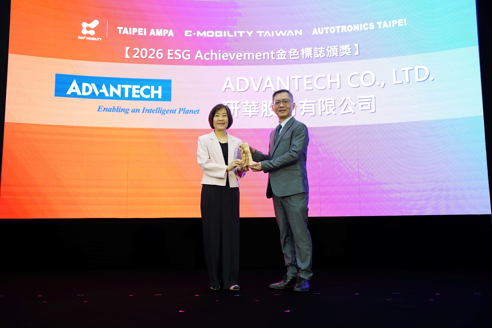 研華獲頒「Golden ESG Achievement 金色標章」,由研華智能系統事業群資深協理林威佐(右)代表授獎