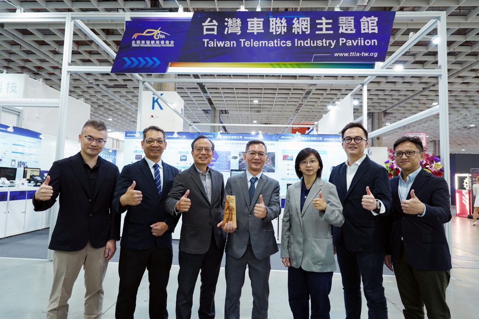 研華與台灣車聯網協會及生態系夥伴合影,共同展現智慧移動創新應用