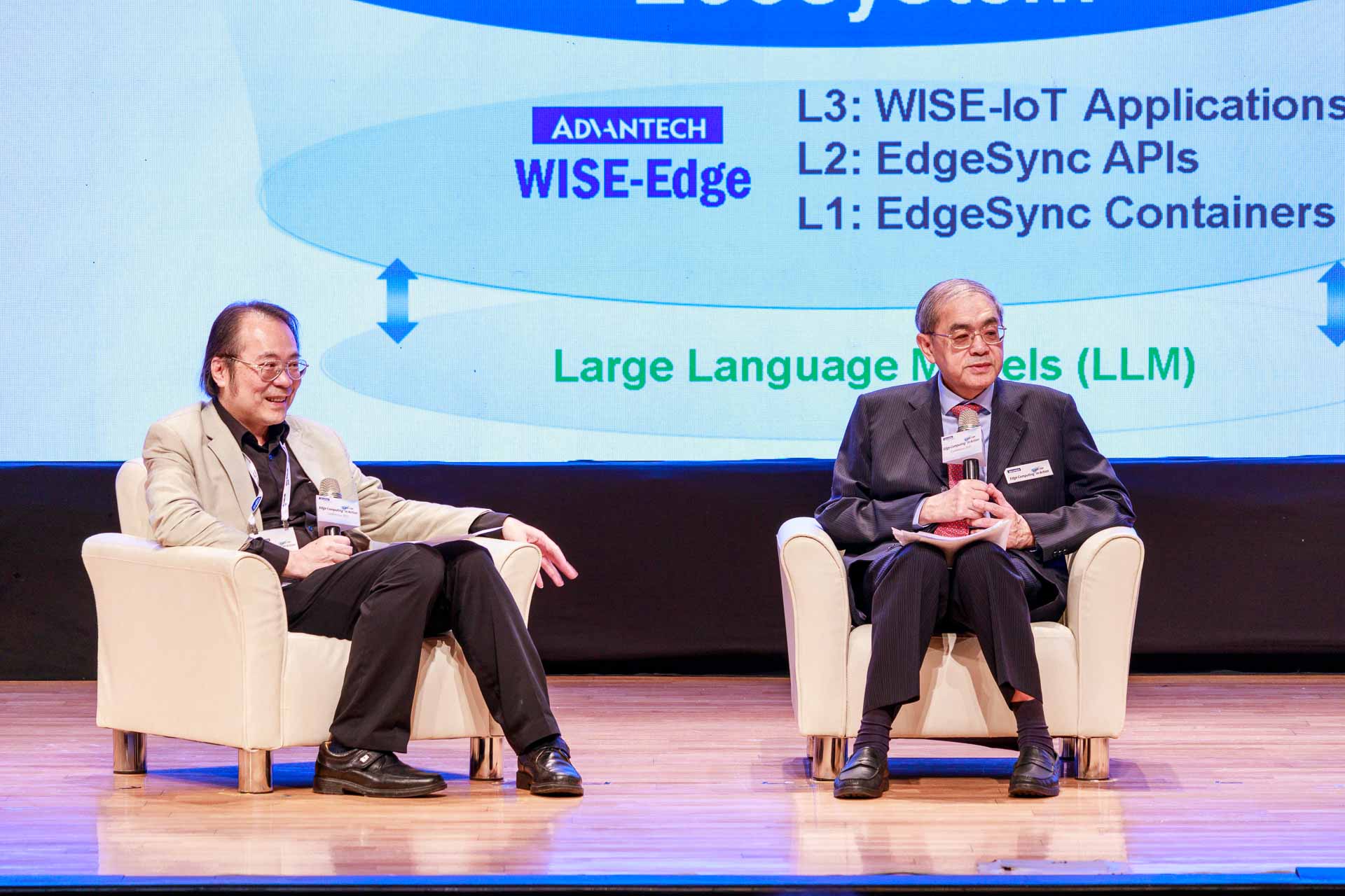 研華董事長劉克振與前Google台灣董事總經理簡立峰，於首場論壇對談中探討AI從雲端走向邊緣的趨勢