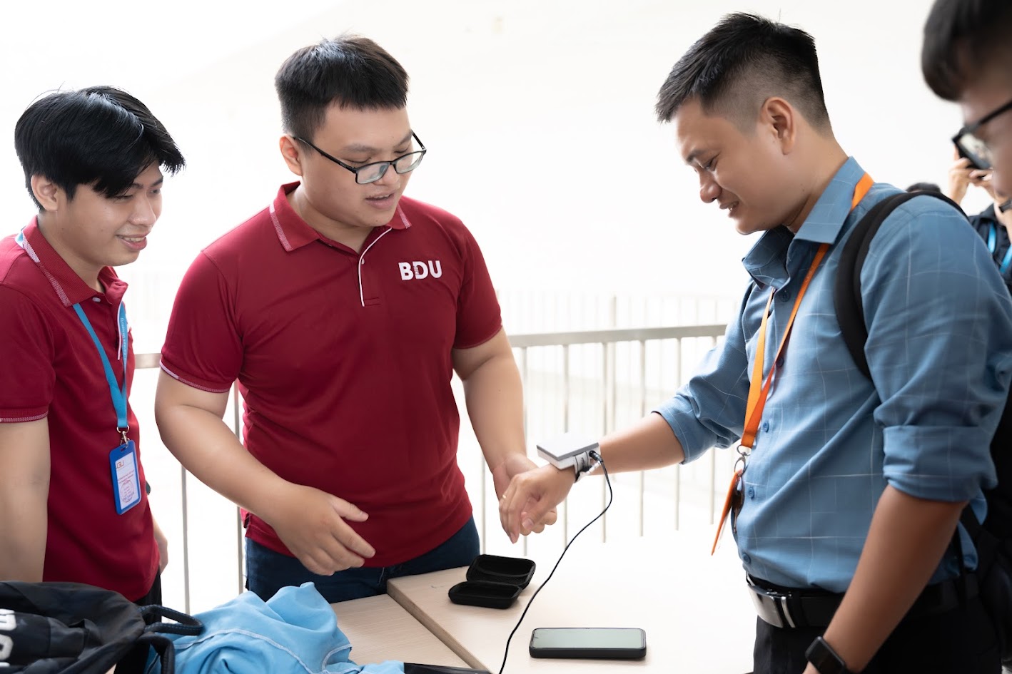 Các đội thi thuyết trình và thử nghiệm sản phẩm thực tế trước ban giám khảo