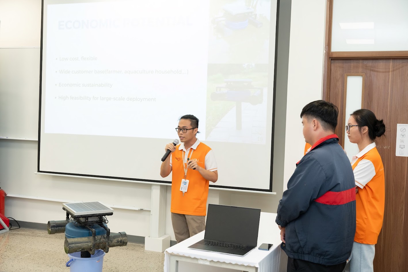 Các đội thi thuyết trình và thử nghiệm sản phẩm thực tế trước ban giám khảo