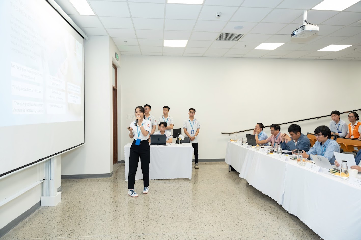 Các đội thi thuyết trình và thử nghiệm sản phẩm thực tế trước ban giám khảo