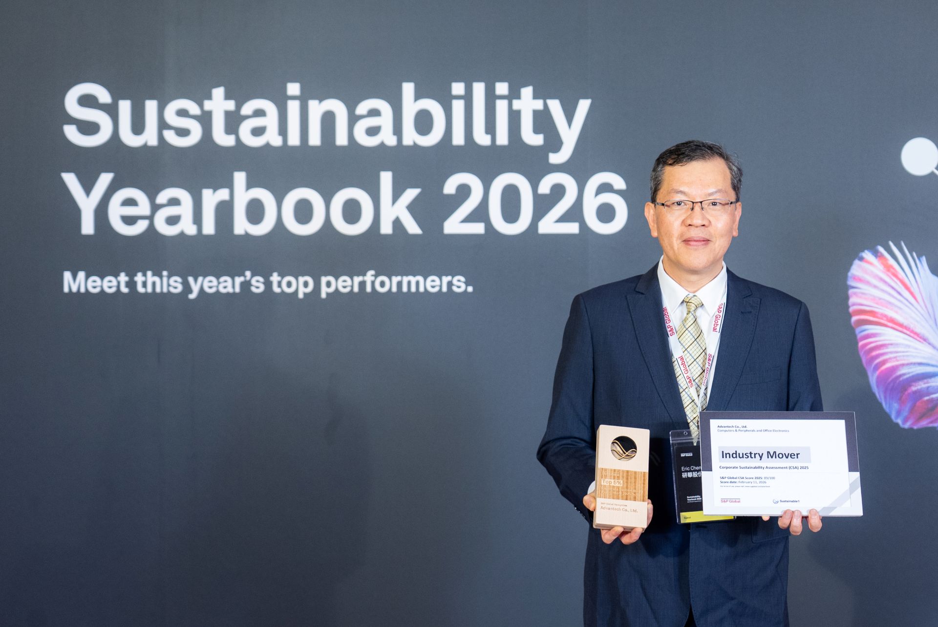 Advantech President Eric Chen accepted the S&P Global Top 5% sustainable companies on behalf of the company and was honored as the sole “Industry Mover” in its sector