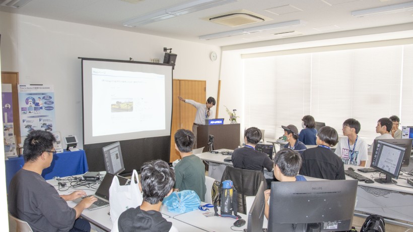 熱心に説明に耳を傾ける学生の皆さん