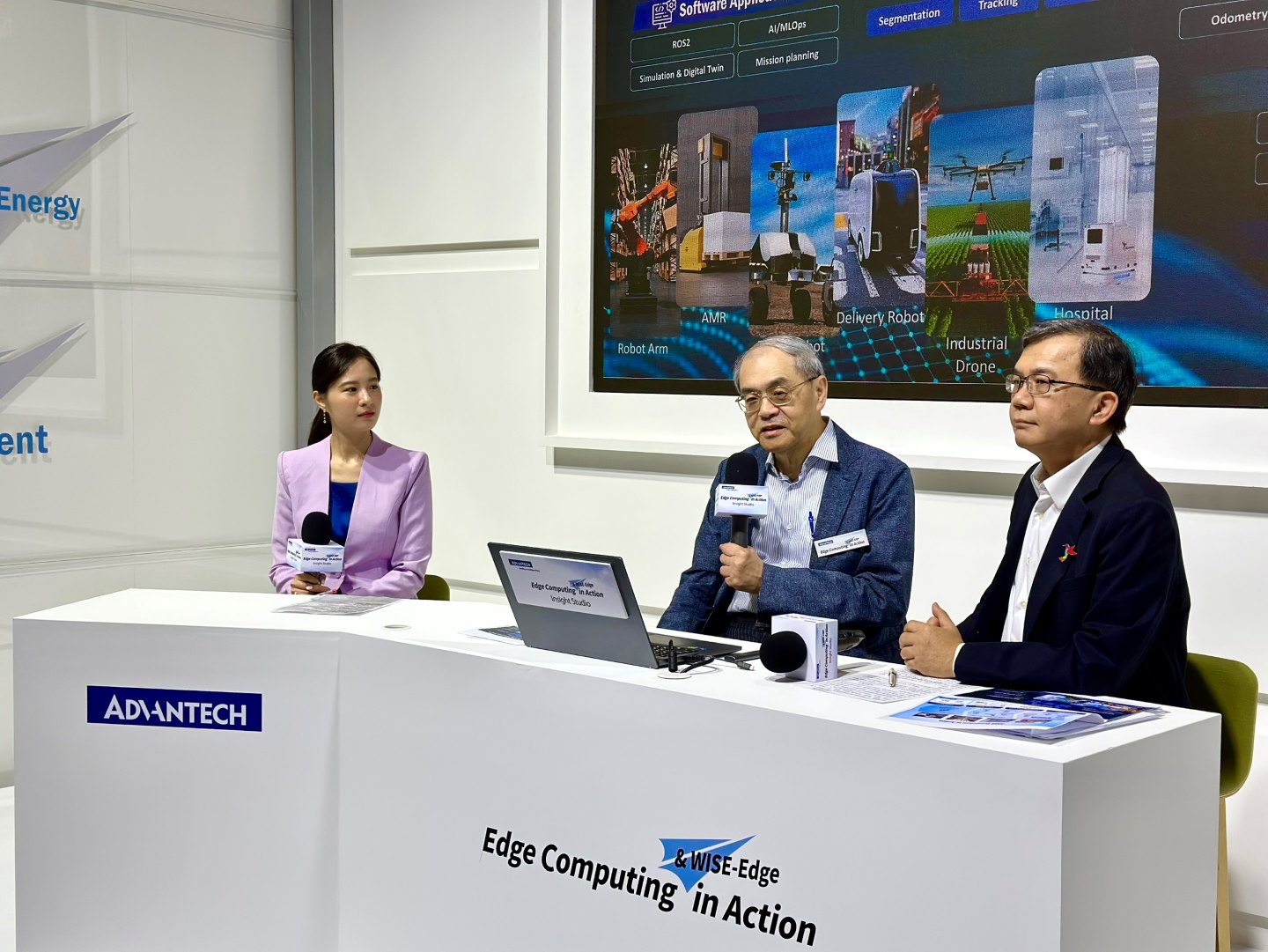 KC Liu, Chairman of Advantech(middle), joined a livestreamed Insight Studio session to highlight the industrial application trends of edge computing in AMR