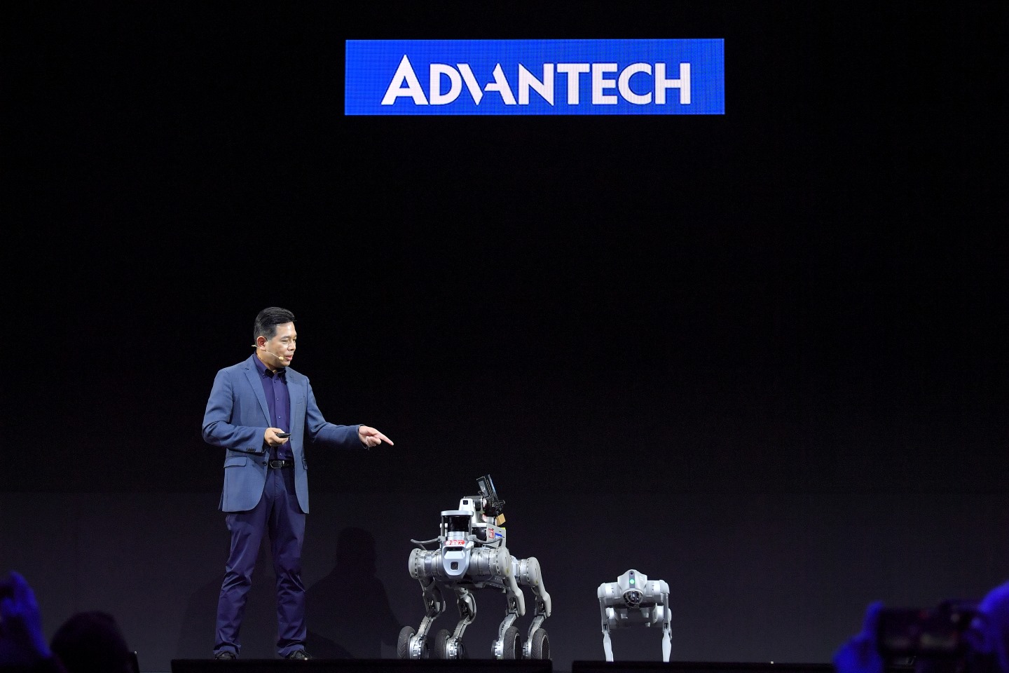 Miller Chang, President of Advantech Embedded Sector, was invited to deliver a keynote speech at the COMPUTEX Forum, titled “Edge AI-Powered Robotics in Action”